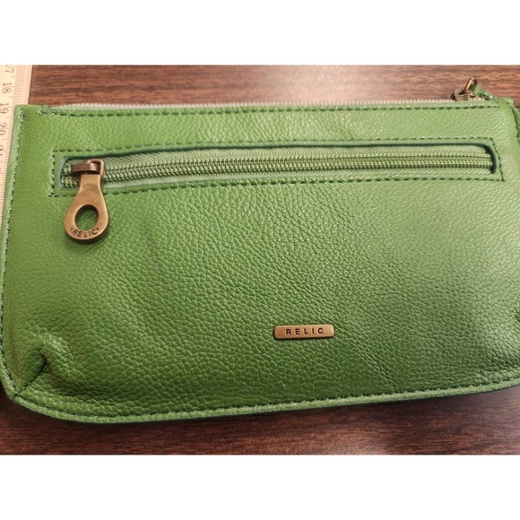 Relic Green Clutch‎ with Wavy Design - Picture 4 of 4